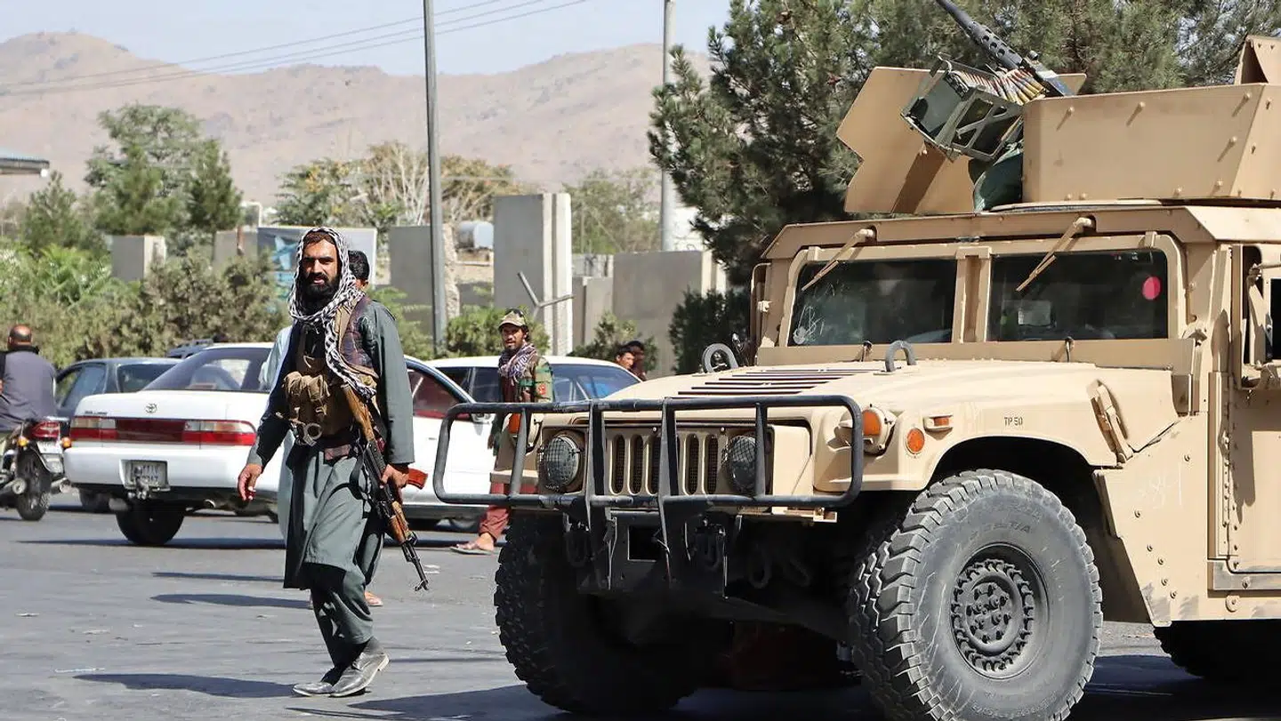 Taliban-krigere ved en pansret mandskabsvogn.