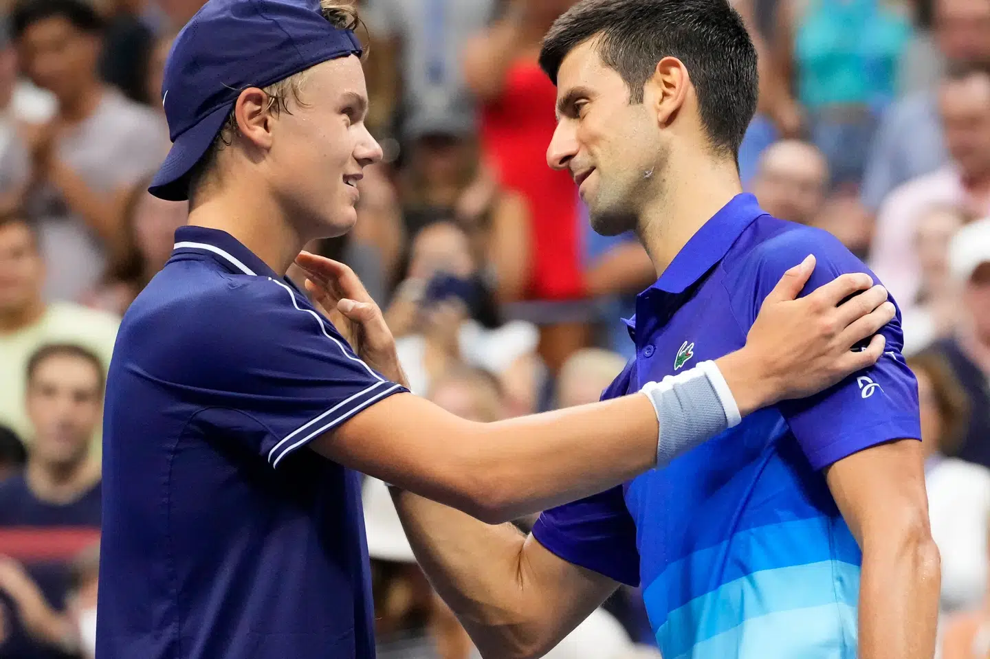 Der var smil mellem Holger Rune (til venstre) og Novak Djokovic, efter at serberen havde vundet overbevisende over danskeren i første runde af US Open natten til onsdag dansk tid. Robert Deutsch/Ritzau Scanpix