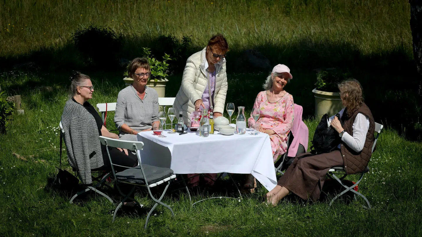 Svend har inviteret fem kvinder på speeddate.