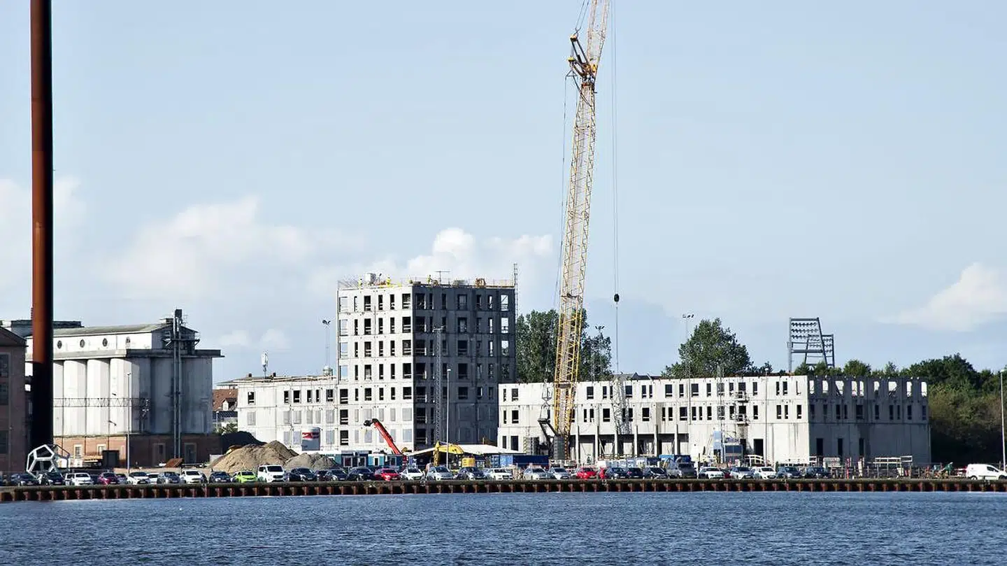 Aalborgs gamle vartegn, Aalborg Akvavits spritfabrikker er stødt på grund i omdannelsen til en ny bydel.
