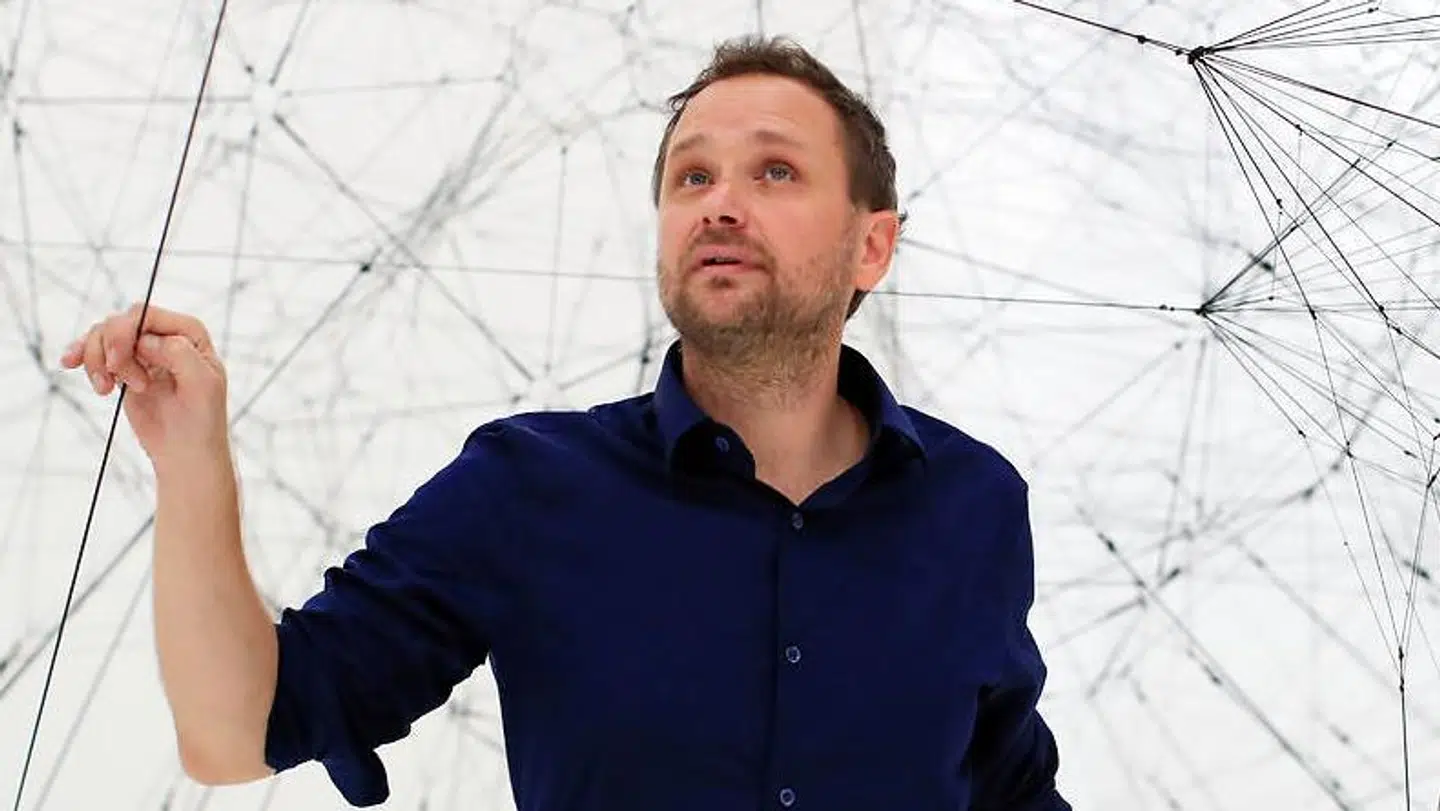 Den internationale argentinske kunstner, Tomás Saraceno er manden bag Cloud City, der skal være Sprittens vartegn. Værket er ændret fra overvejende glas til beton – uden Byrådet blev orienteret.