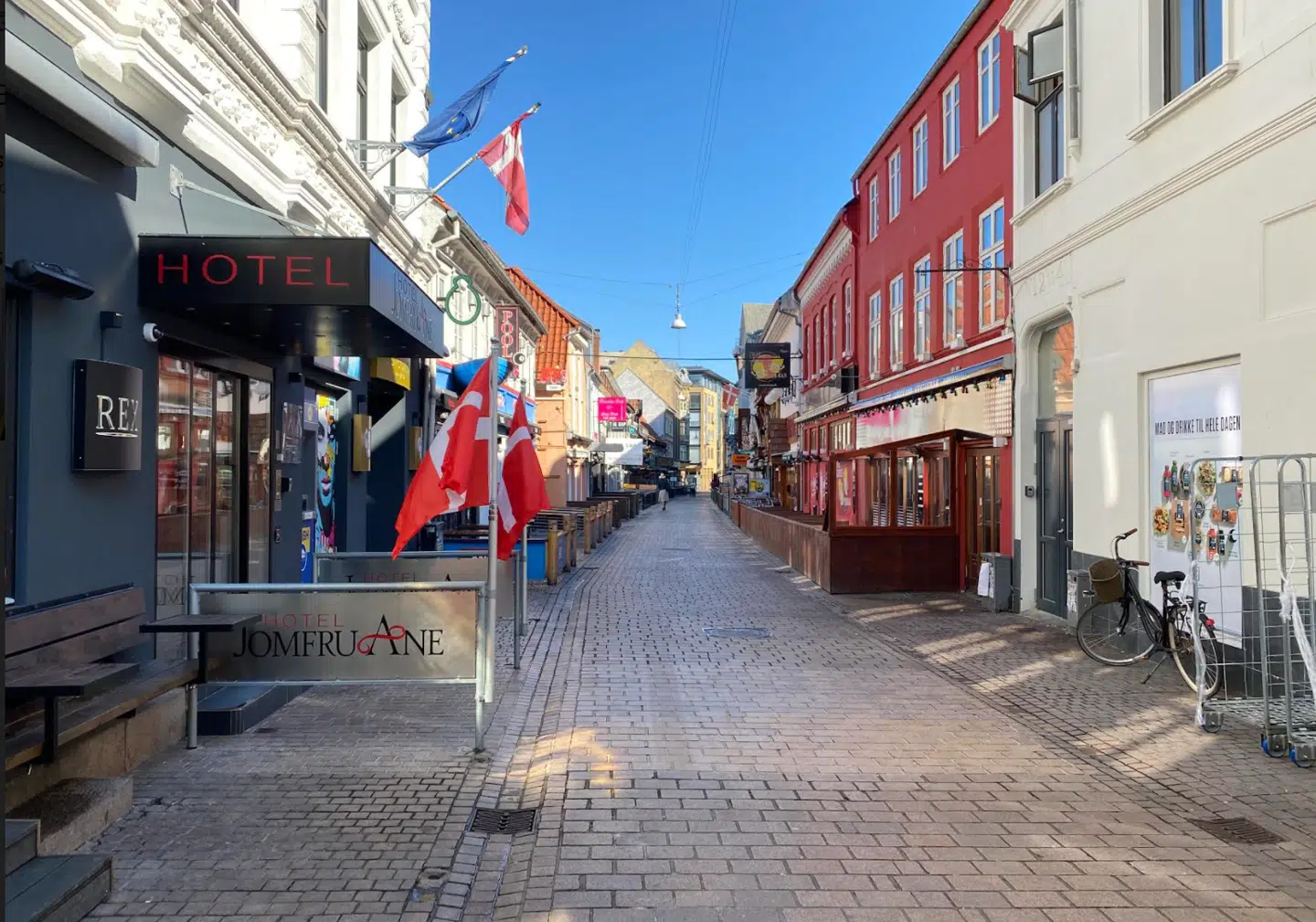 De første flag er allerede opstillet i Jomfru Ane Gade.