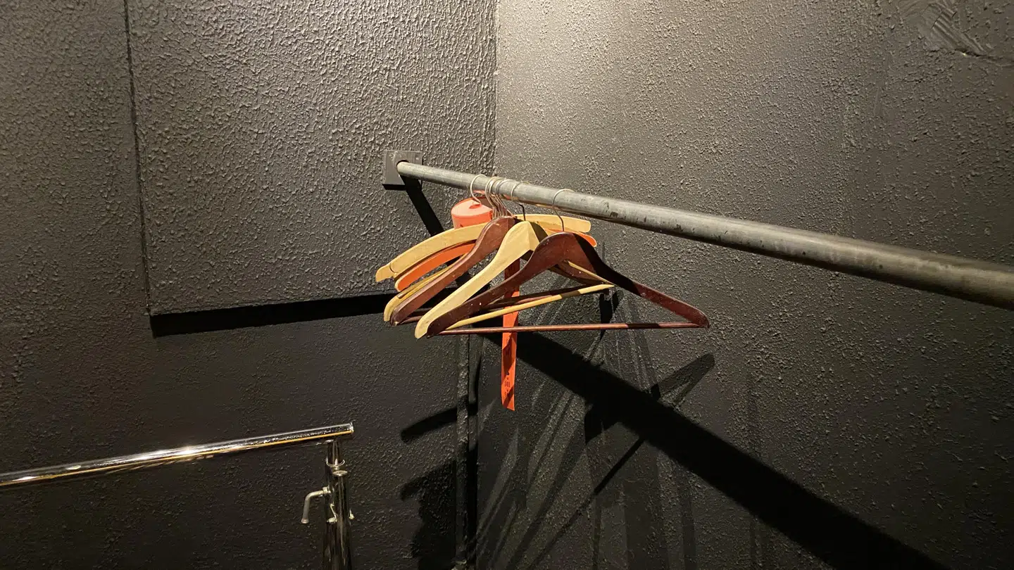 Garderobebøjlerne på natklubben Boogies har samlet støv i halvandet år. Foto: Ann-Sophie Holm