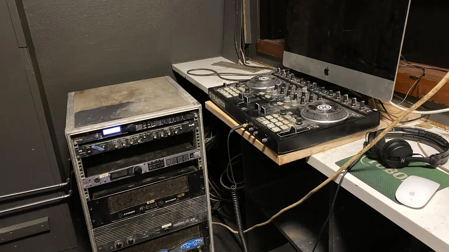 Der er næsten klar til at aftenens DJ kan fyre op under dansegulvet. Foto: Ann-Sophie Holm