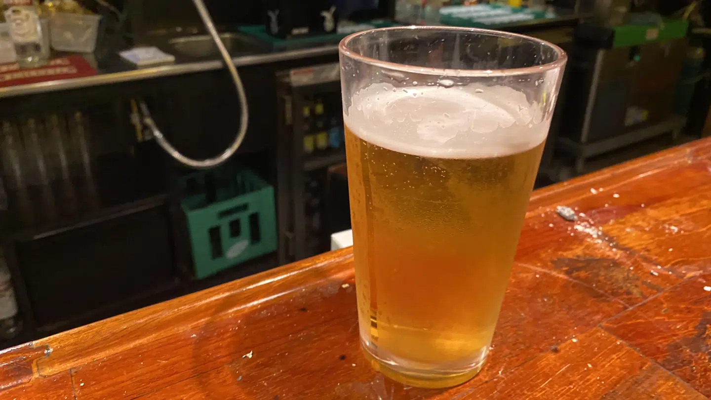 Tommy Andresen kan stadig finde ud af at skænke en fadøl. Foto: Ann-Sophie Holm