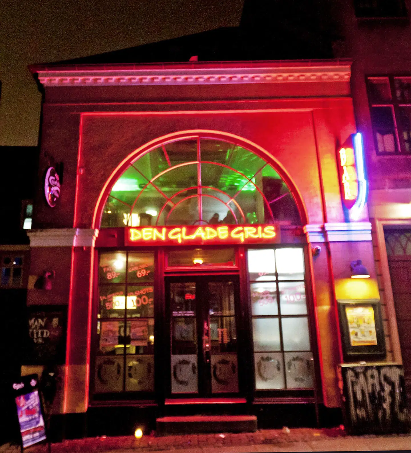 Restaurant Din's har siden de glade DM i standup-dage skiftet navn til Den Glade Gris. Stedet ligger i Lille Kannikestræde i det indre København