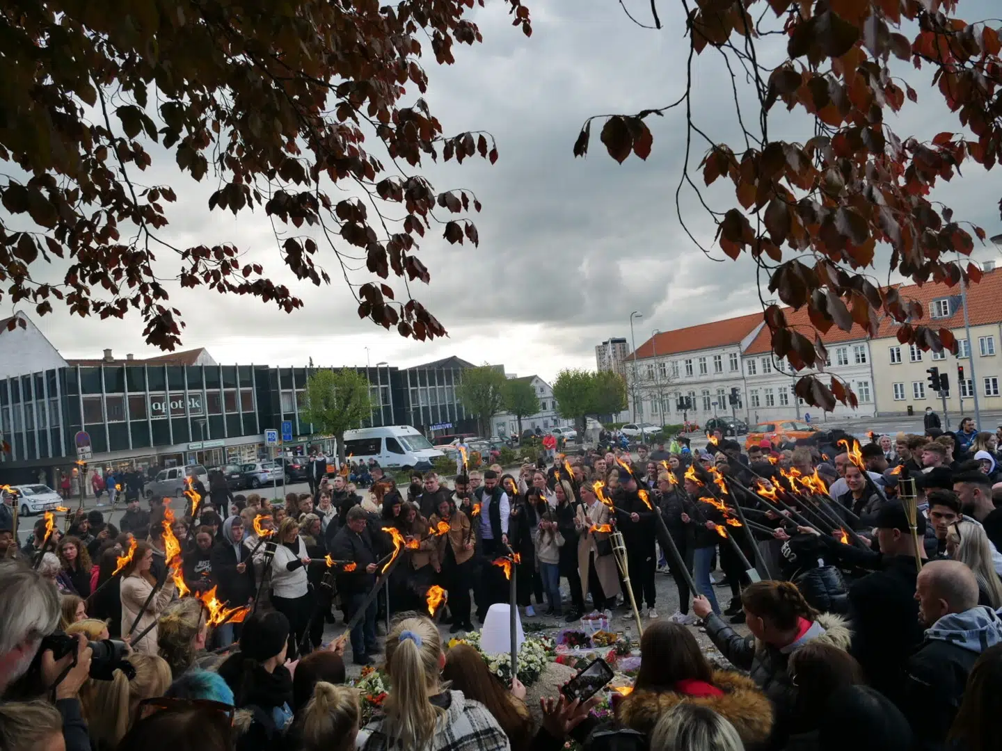 Dagen efter Tobias Jødals død samledes flere hundrede personer foran stenen.