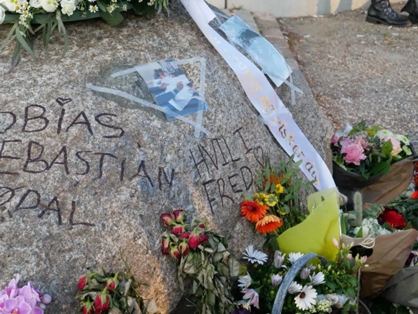 Stenen på Nørretorv i Horsens var fyldt med hilsner til Tobias Jødal.