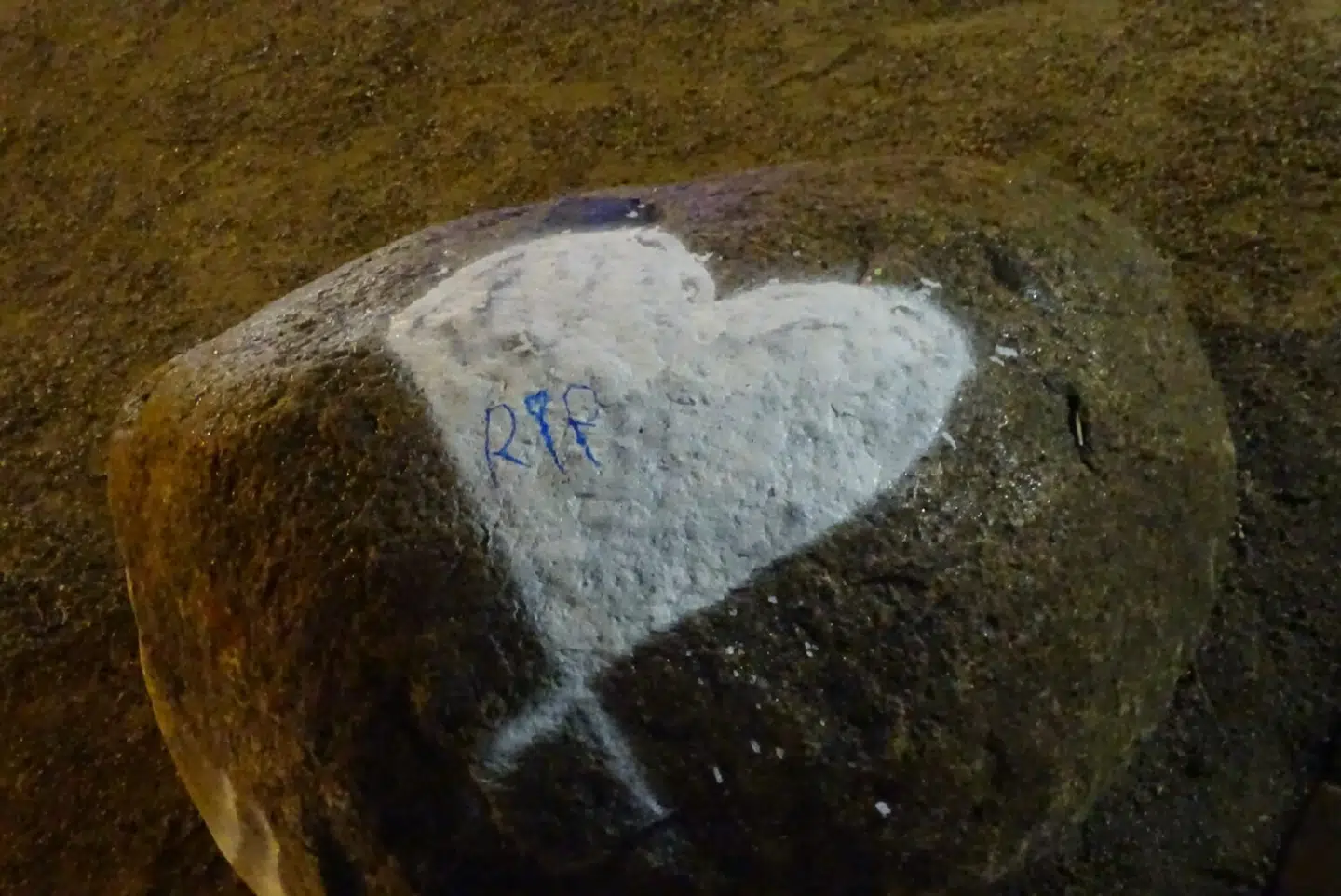 Efter at Horsens Kommune har renset stenen, er der igen blevet skrevet og malet på den.