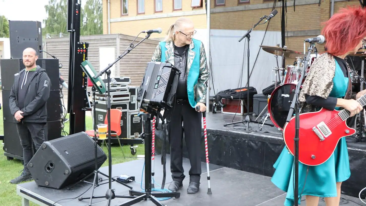 Det var en fan, der kender den alternative behandler, der har anbefalet Leo at kontakte ham.