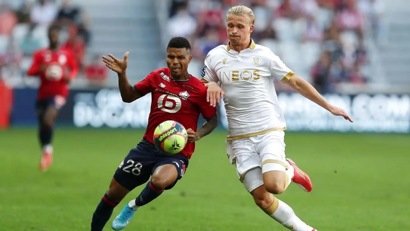 Kasper Dolberg (th.) er ude af onsdagens kamp grundet en skade.