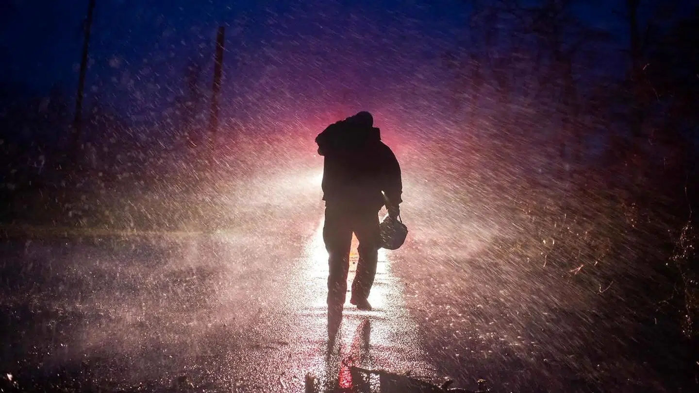 En mand går midt i den voldsomme regn fra orkanen Ida i Louisiana natten til mandag.