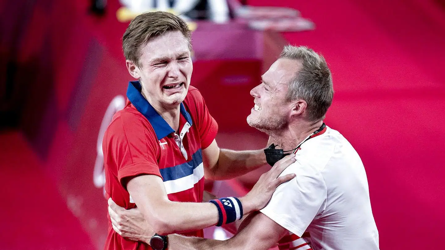 Vikor Axelsens beslutning om at flytte til Dubai betyder, at samarbejdet med landstræner Kenneth Jonassen bliver begrænset efter beslutning af Badminton Danmark.
