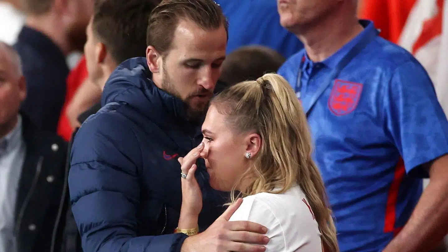 Kane med sin kone, efter England tabte EM-finalen til Italien.