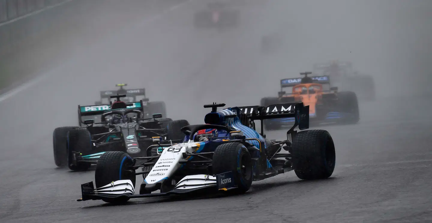 George Russel, der her ligger foran Lewis Hamilton, scorede med andenpladsen sit hidtil bedste resultat i Formel 1.