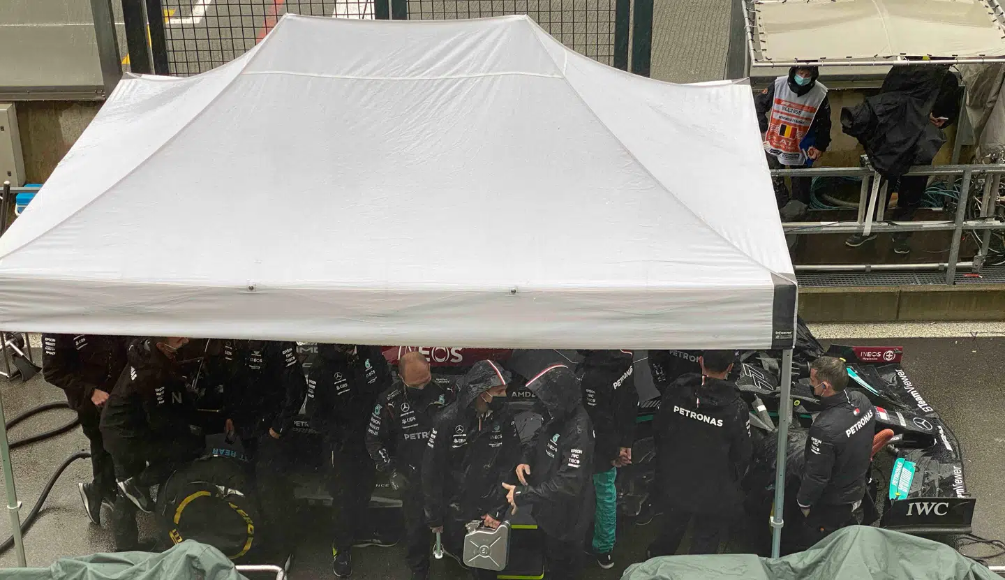 Formel 1-feltet ventede næsten tre timer i regnen på at Belgiens Grand Prix blev genstarter - for bare to omgange.