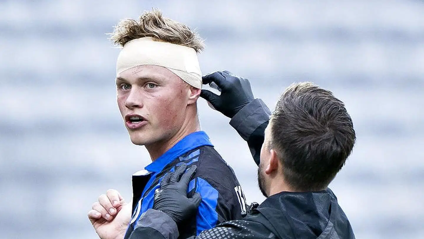 Jeppe Tverskov blev trådt i baghovedet af Patrick Mortensen og måtte have bandage om hovedet. I anden halvleg var bandagen af igen.
