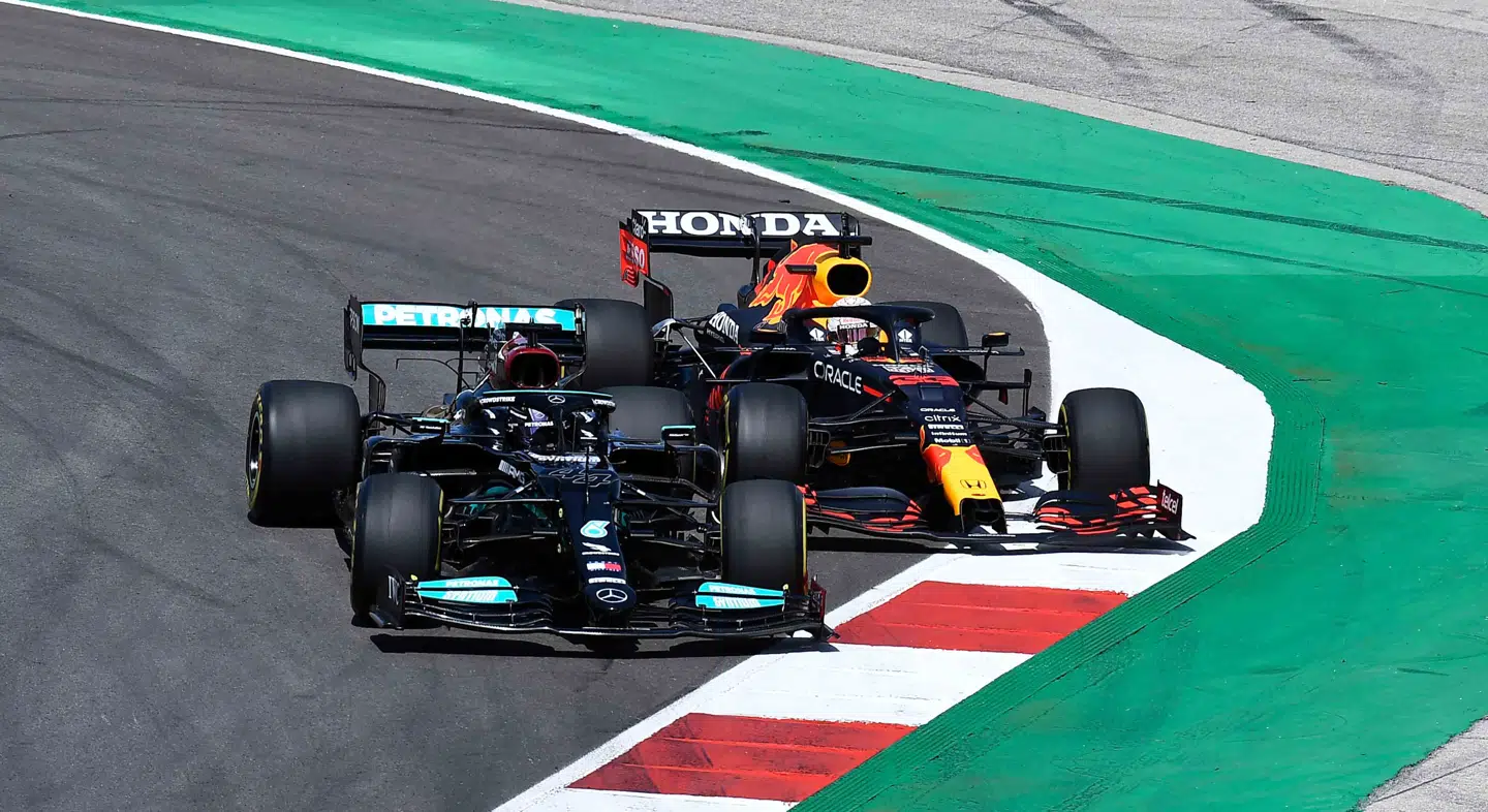 Formel 1-VM 2021 har udviklet sig til en tæt kamp mellem Lewis Hamilton (Mercedes) og Max Verstappen (Red Bull-Honda), hvor der kæmpes på mange fronter.