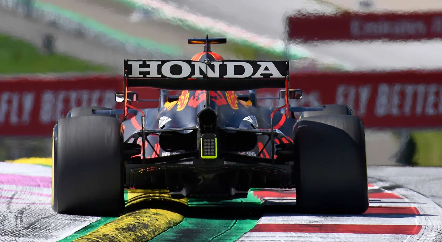 FIA skred ind, efter Mercedes beskyldte Red Bull for at køre med en 'fleksibel' bagvinge.
