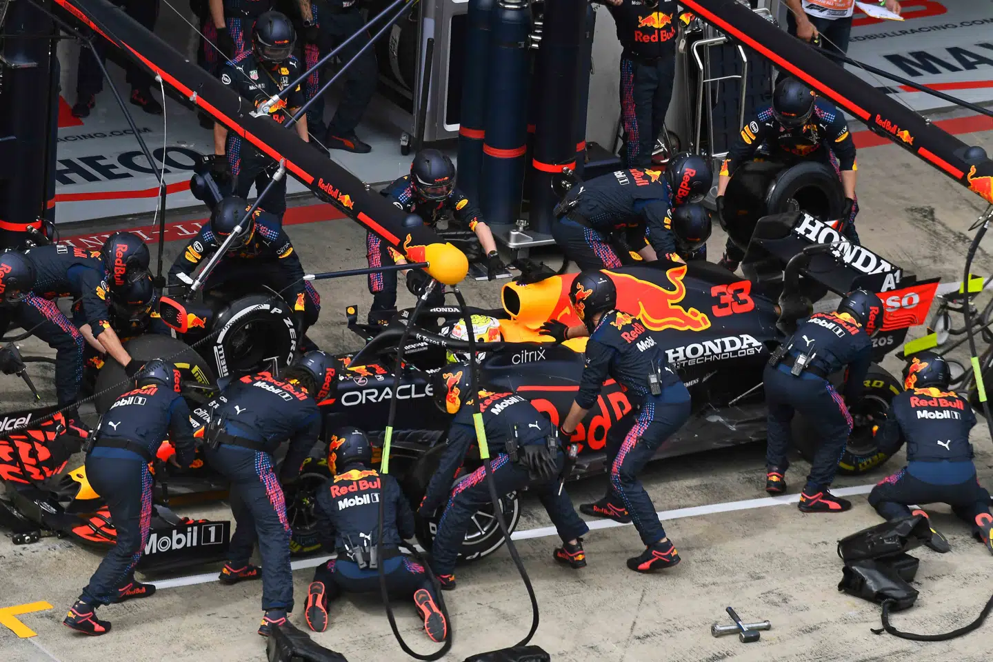 Mercedes har presset på for at få nye regler omkring pitstop, der fra denne weekend vil hæmme de effektive Red Bull-mekanikere.