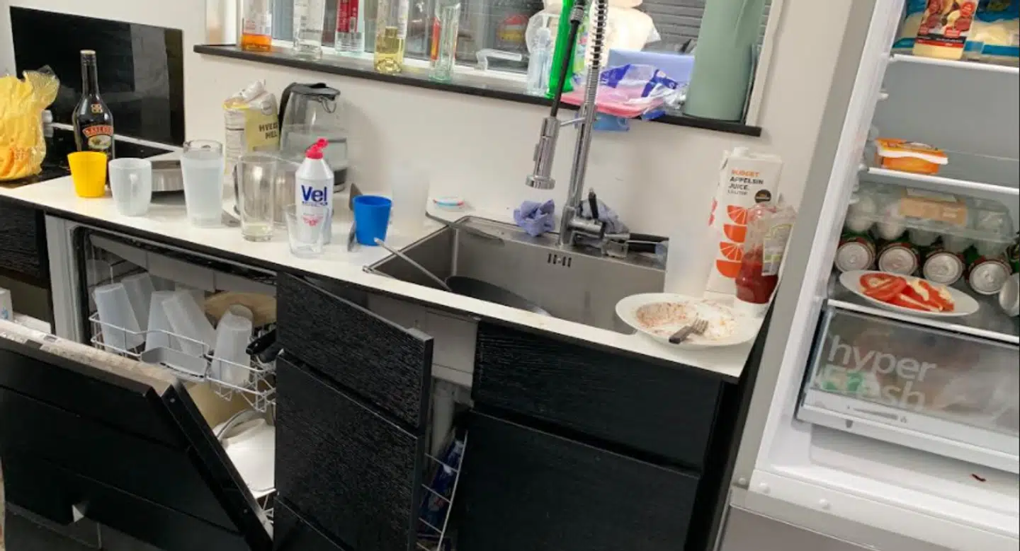 Køkkenet var slet ikke gjort rent, efter at unge studenter havde raseret sommerhuset.