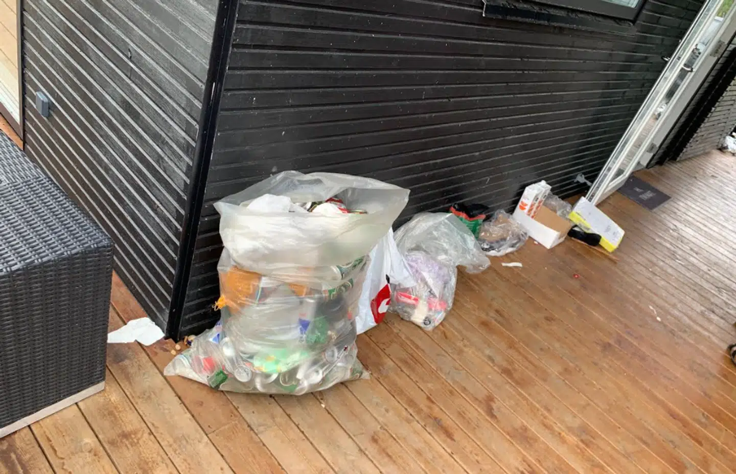 Der var fyldt med skrald udenfor, da Morten Kracht og hans familie ankom til sommerhuset i Marielyst.