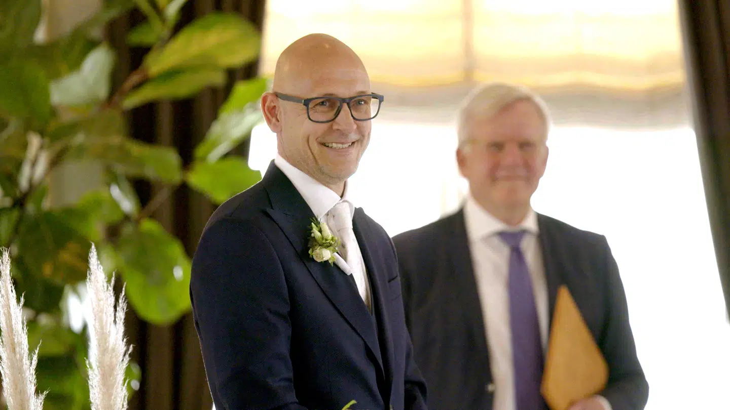 Morten Stokholm smiler til sin brud, da han ser hende første gang.