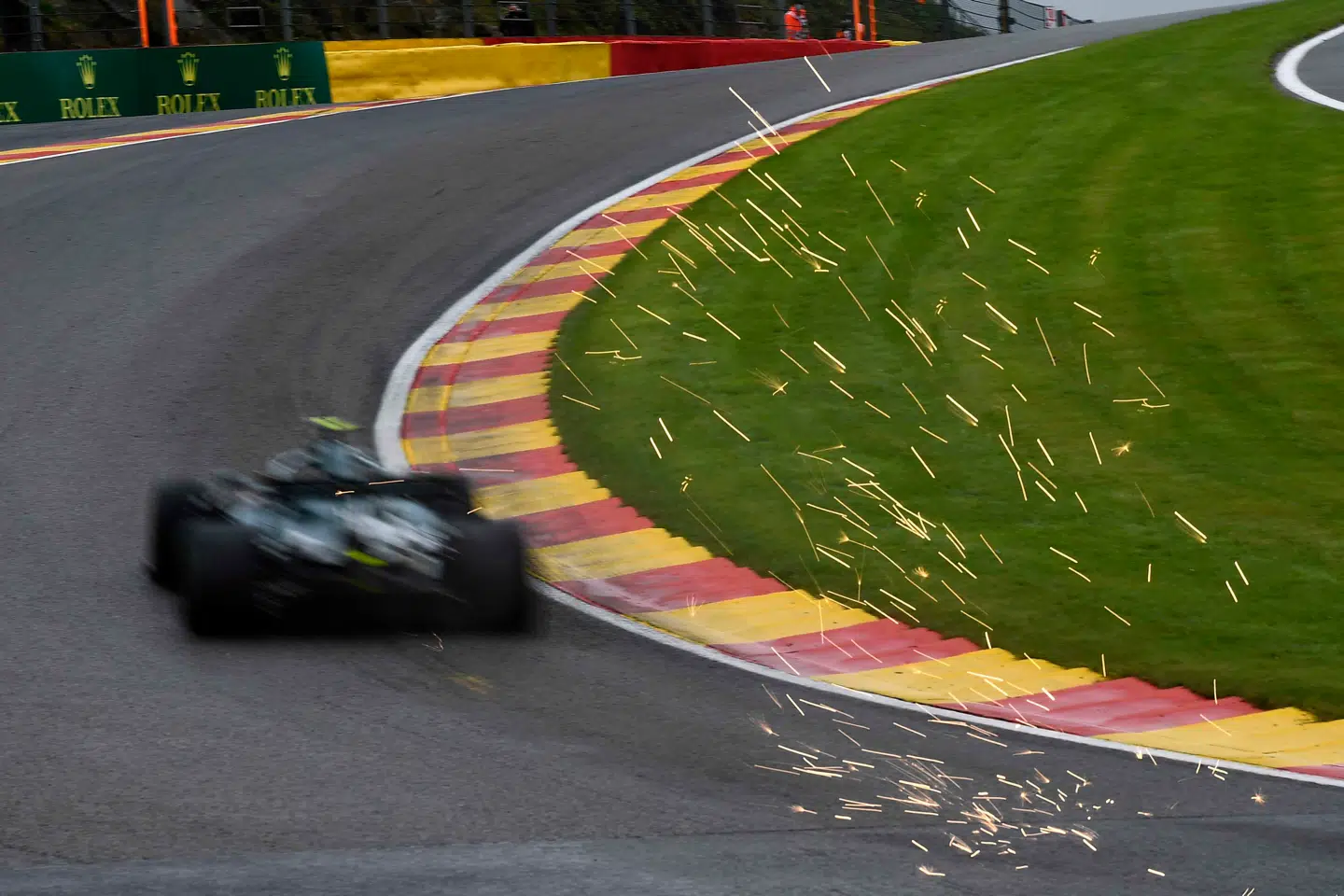G-kræfterne trykker fjedrene i bund i Eau Rouge, så der kommer masser af gnister, når bunden rammer asfalten.