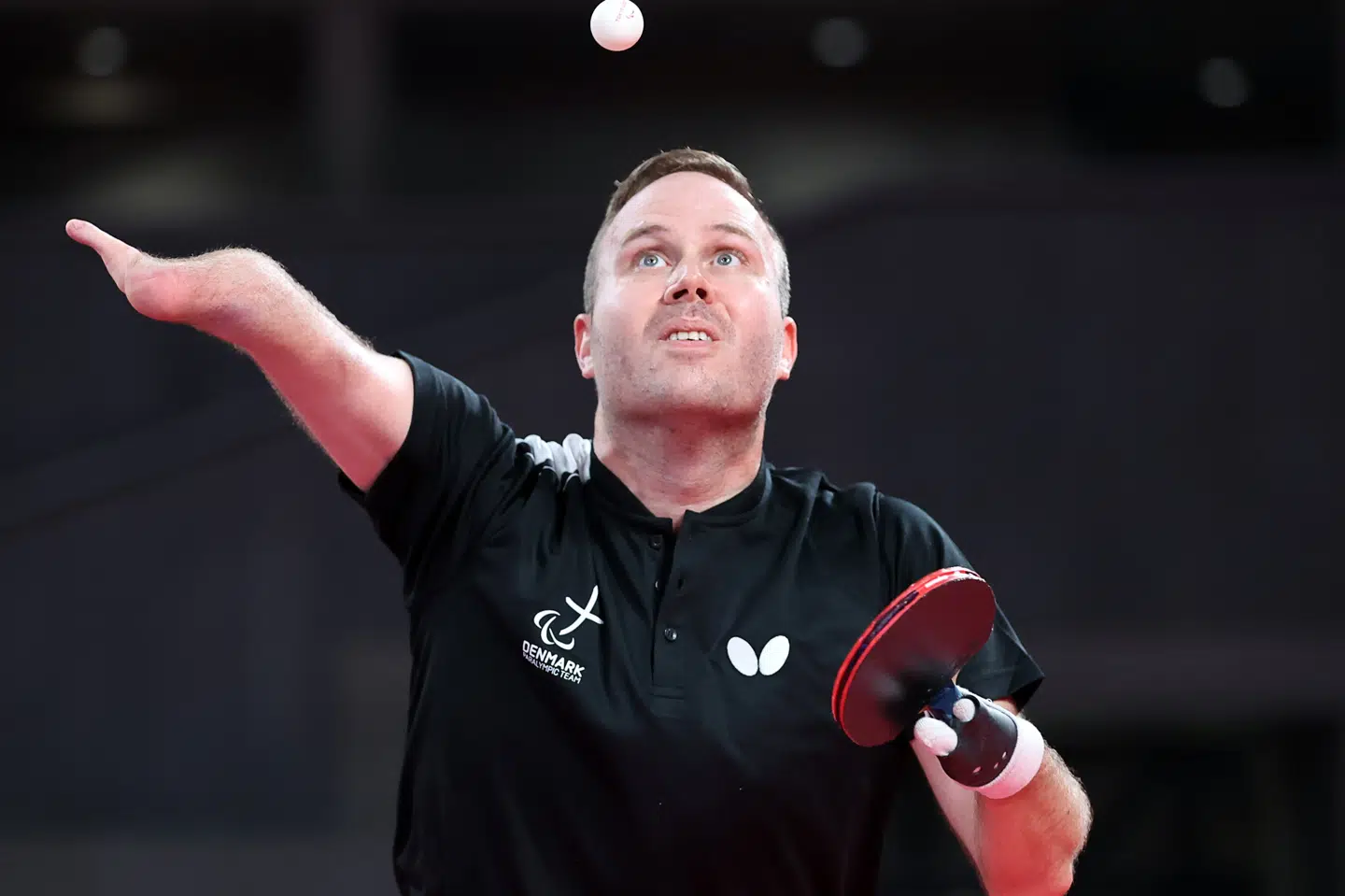 Peter Rosenmeier slog Thailands Rungroj Thainiyom 3-1 i semifinalen i bordtennis ved de paralympiske lege i Tokyo. Han skal nu spille finale mod amerikanske Ian Seidenfeld. Bernadett Szabo/Reuters