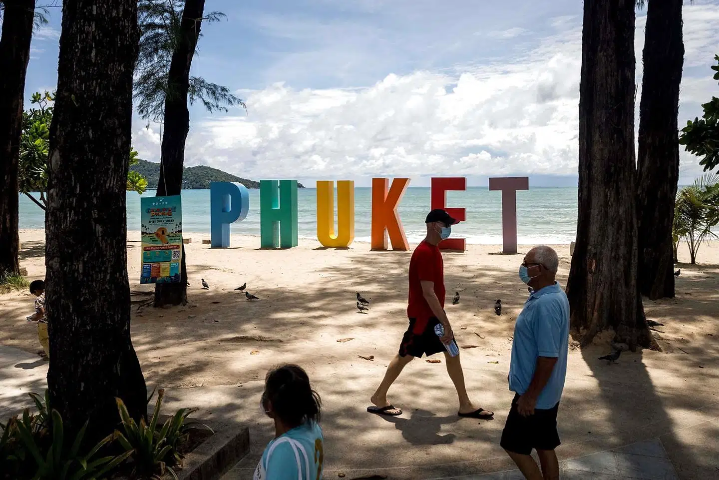 En mand bærer en ansigtsmaske, mens han går sig en tur på Phuket den 14. august år 2021.