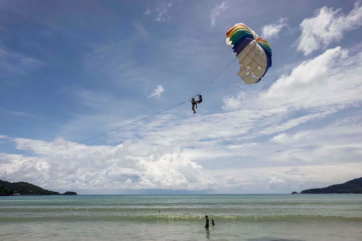 En parasejler i luften over den ellers mennesketomme Patong Strand på Phuket 14. august.