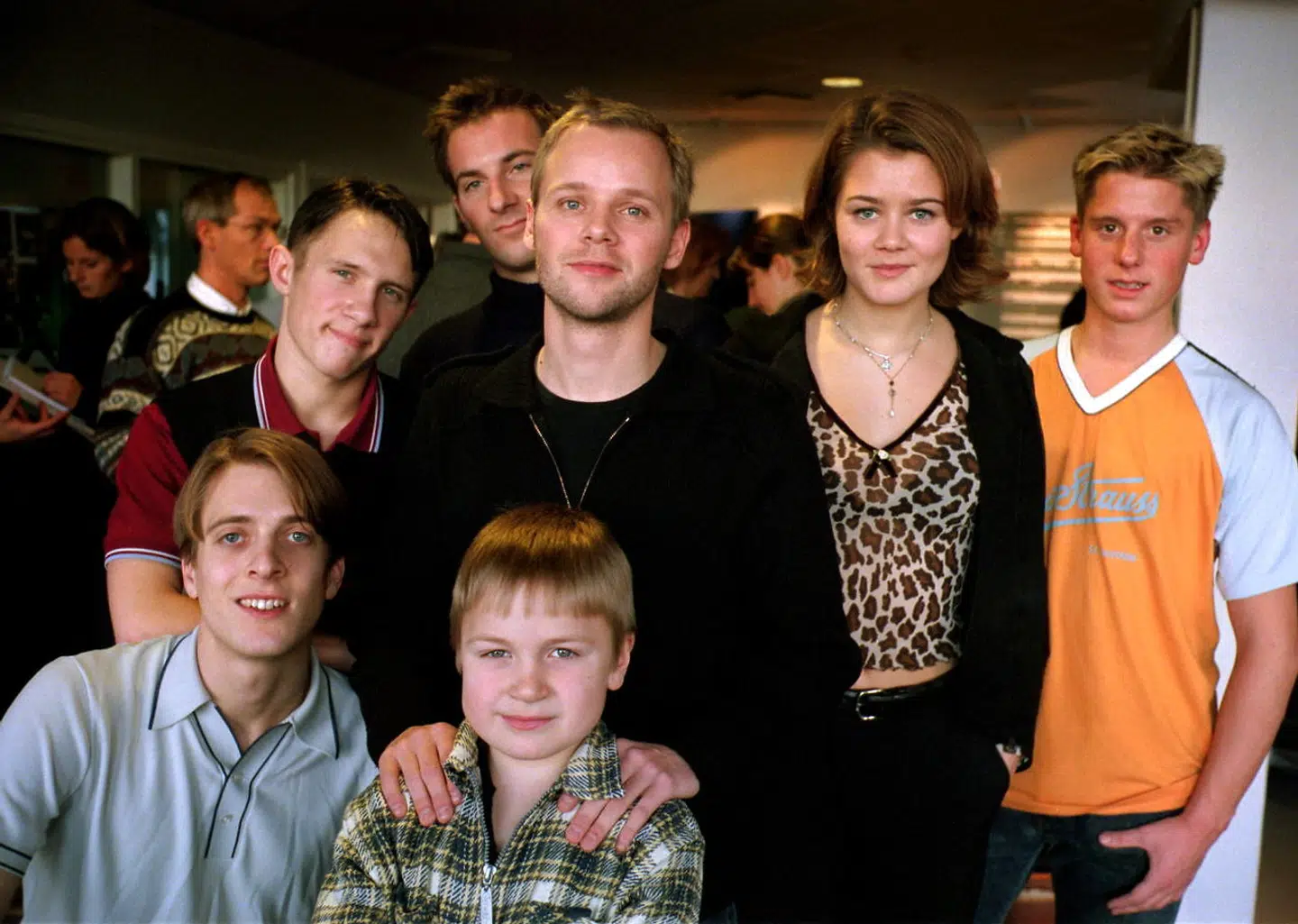 Her ses en del af holdet bag 'Anja og Viktor – Kærlighed ved første hik'. Bagest fra venstre: Jonas Gulstorff, Joachim Knop, instruktør Tomas Villum Jensen, Sofie Lassen-Kahlke og Robert Hansen. Forrest fra venstre: Karl Bille og Rasmus Albeck. NORDFOTO/Peter Elmholt 1998