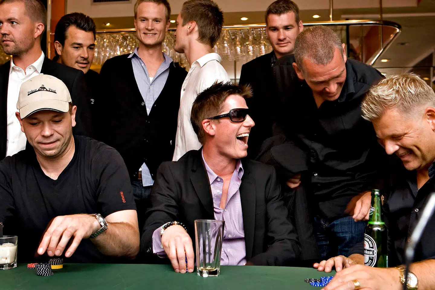 Gus Hansen havde inviteret kendte og ukendte – heriblandt Robert Hansen – til en omgang poker på den mondæne Cafe Ketchup i København. Indskuddet var 10.000 kroner pr. spiller, og aftenens overskud gik til SAFEANDALIVE.