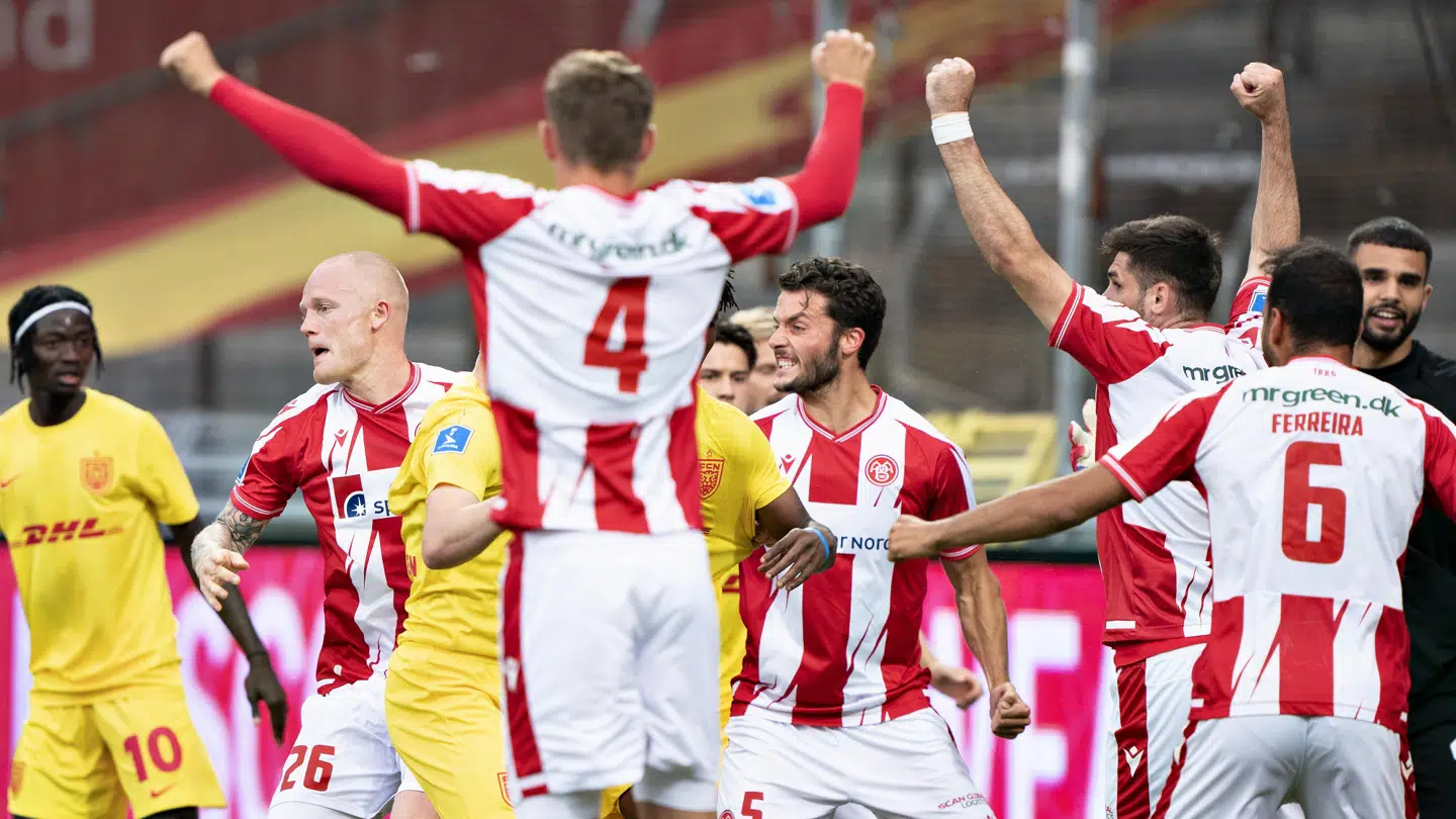 Mathias Ross (med ryggen til) kan juble over hans graverende fejl med udlignet med Rasmus Thelanders 1-1-scoring.
