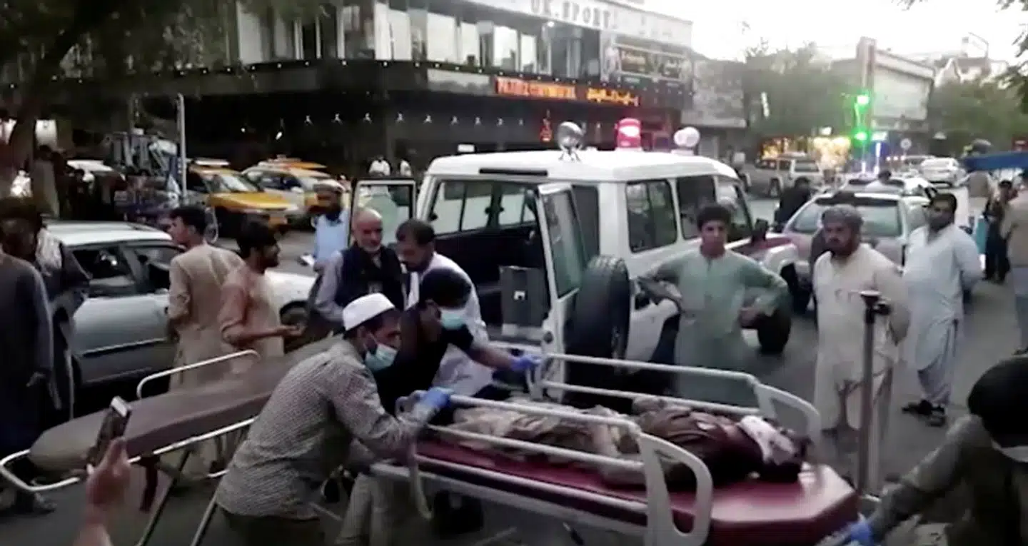 Sårede køres på hospitalet efter torsdagens attentater ved Kabuls lufthavn, som en lokale gren af Islamisk Stat tog ansvaret for.