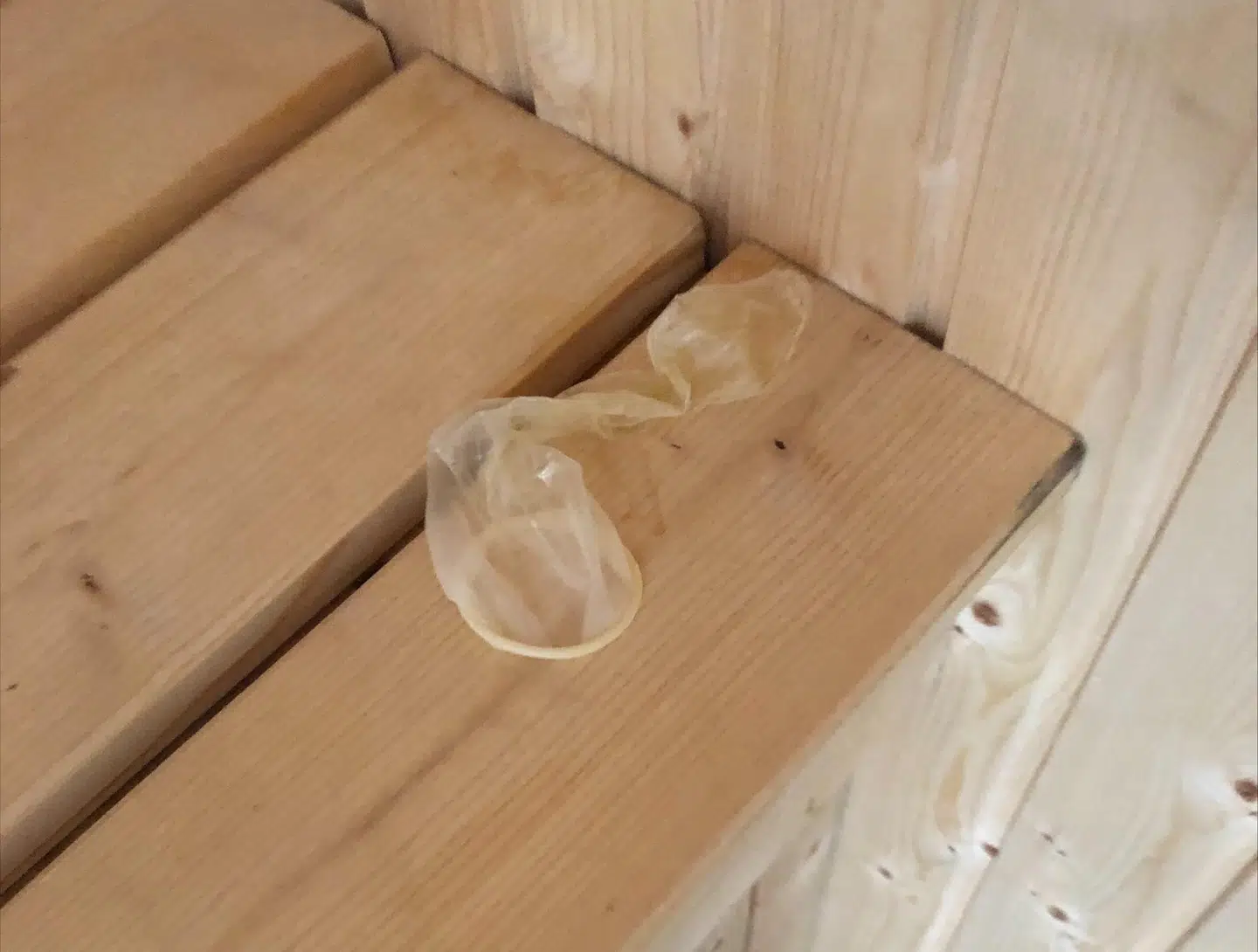 Et brugt kondom i saunaen.