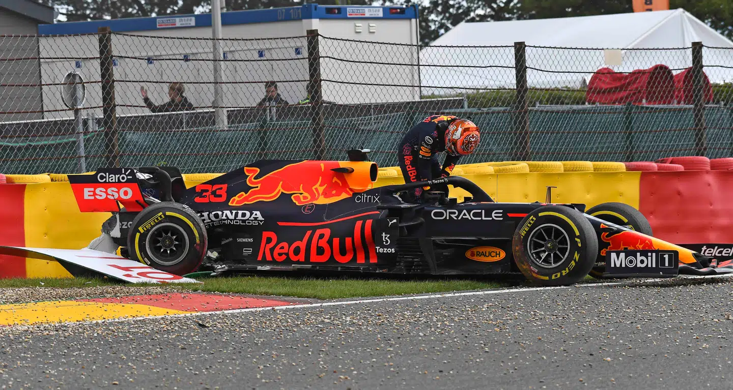 Max Verstappen (Red Bull-Honda) var trods denne crash hurtigst under fredagens indledende træning til Belgiens Grand Prix.