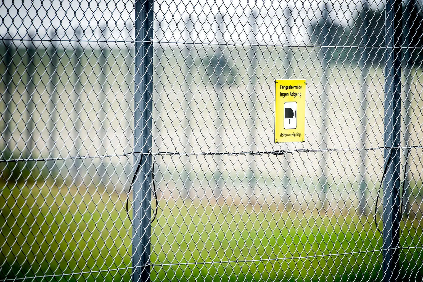 I Storstrøm Fængsel har man oplevet to overfald på fængselsbetjente på fem dage. Siden har personalet skiftet taktik og er nu fem mand til stede, hver gang de er i kontakt med en indsat fra Loyal to Familia (LTF).