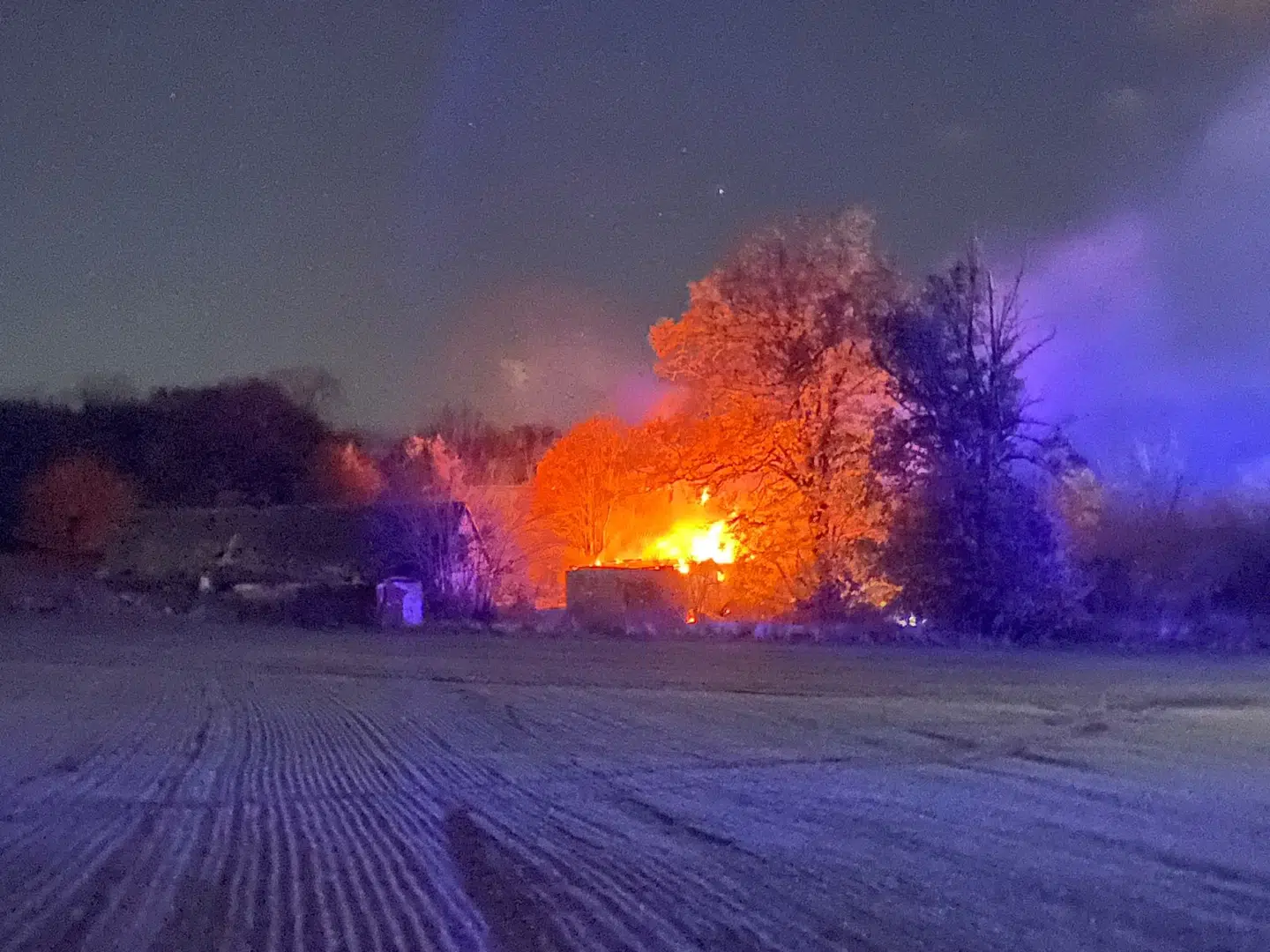 En nabo slog alarm kl. 01 natten til 4. november sidste år, da den forladte landejendom pludselig stod i flammer.