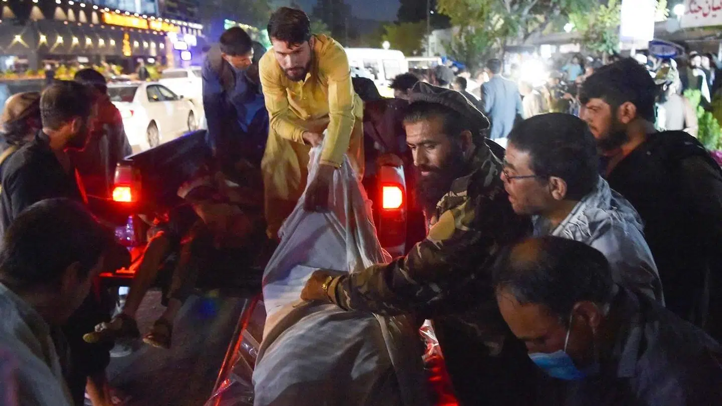 Folk fragter lig efter bombeangrebene ved lufthavnen i Kabul.