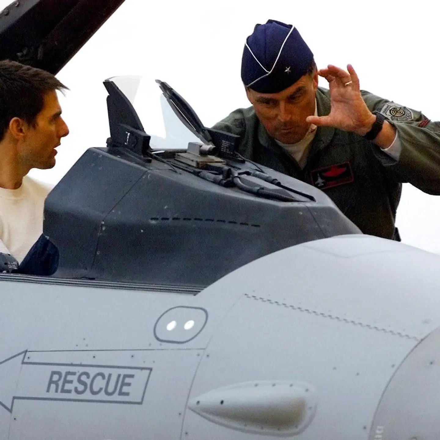 Tom Cruise er certificeret pilot. Her sidder han i cockpittet på en F-16 Fighter og taler med en pilot fra det amerikanske flyvevåben i 2001.