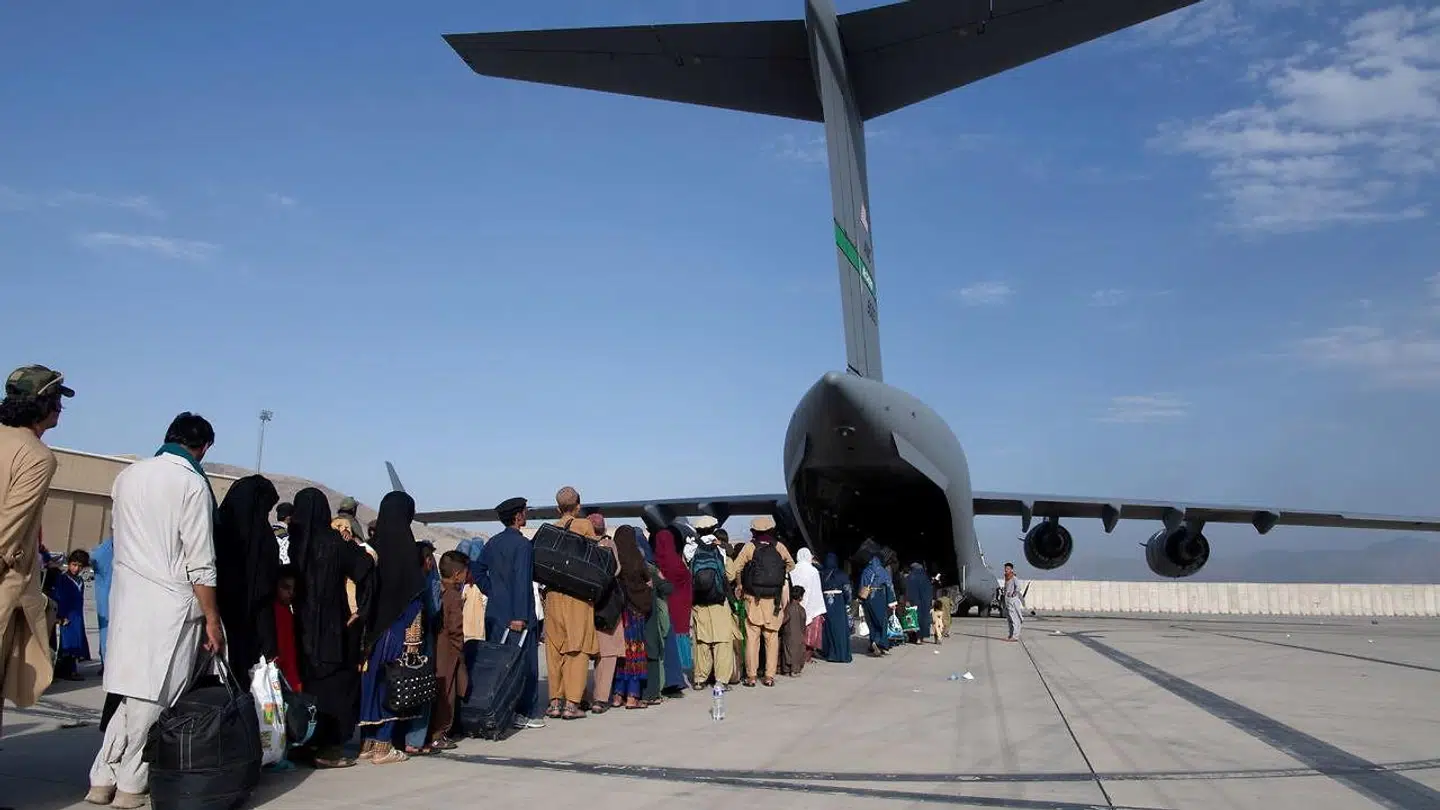 Afghanere i kø for at komme om bord på et amerikansk militærfly på vej ud af Kabul.