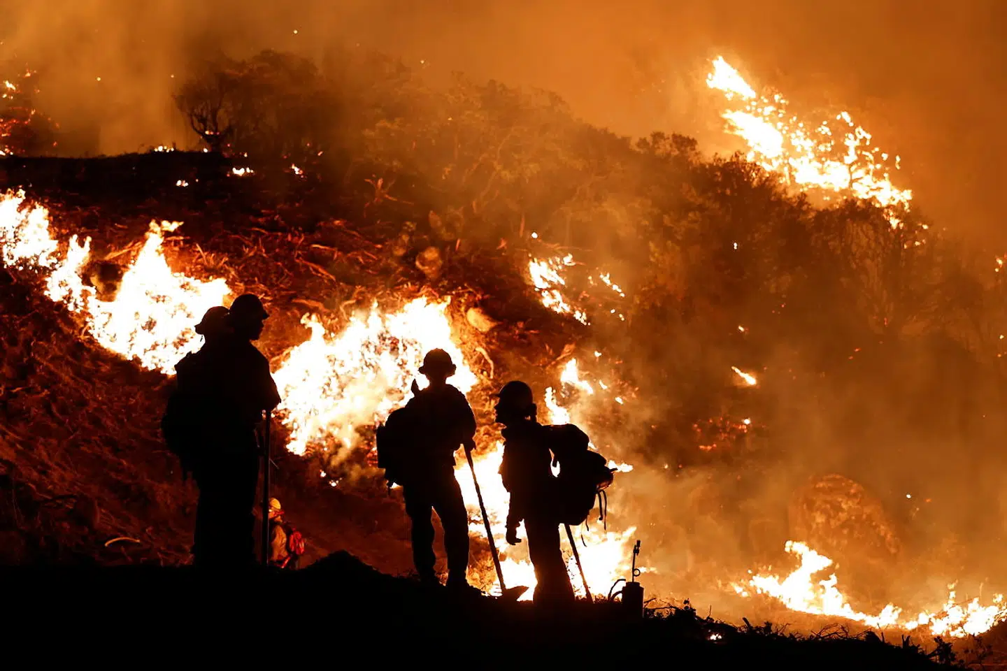 Brandfolk ved at sætte en modbrand i gang i kampen mod Caldor Fire i Californien.