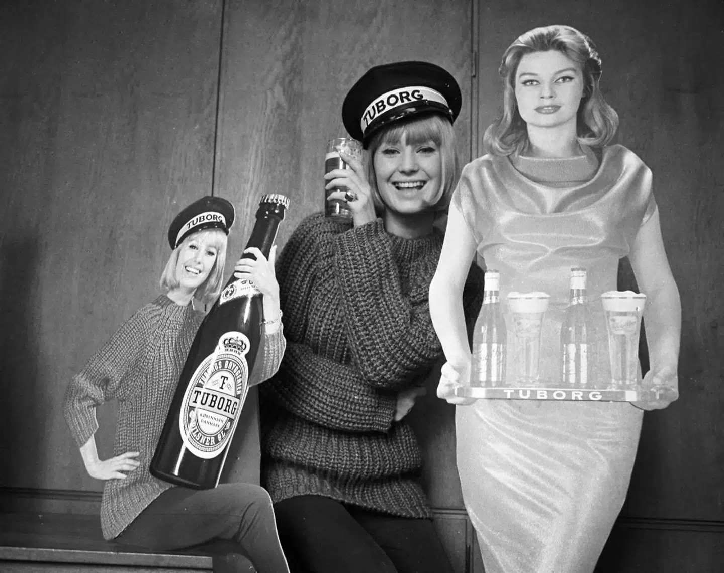Modellen Aase Dailey med sig selv som Tuborg-pige og Annette Strøyberg som Tuborg-guldpigen.