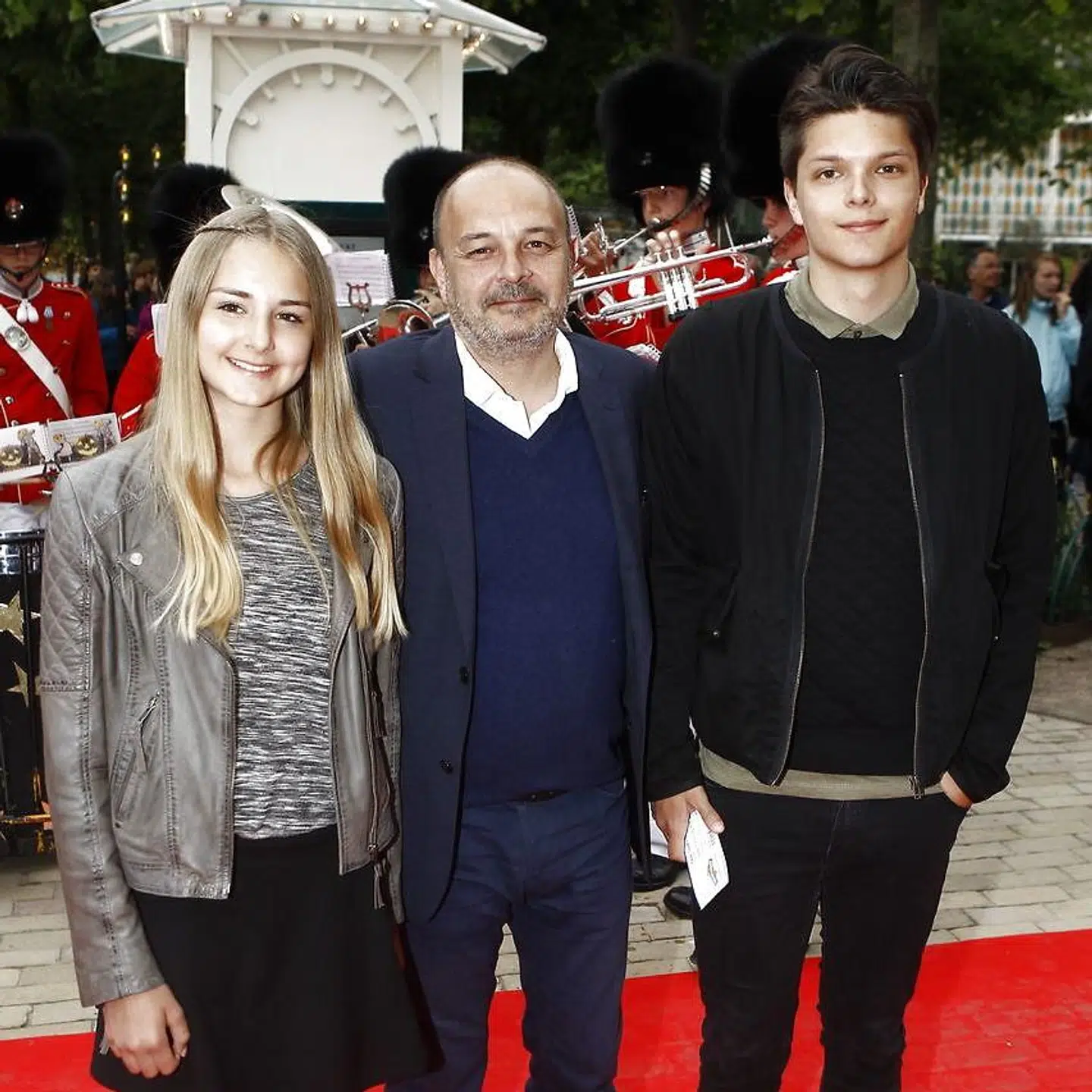 Steen Stig Lommer med sine børn Fillippa og Oliver til premiere på Tivoli Revy i 2014.