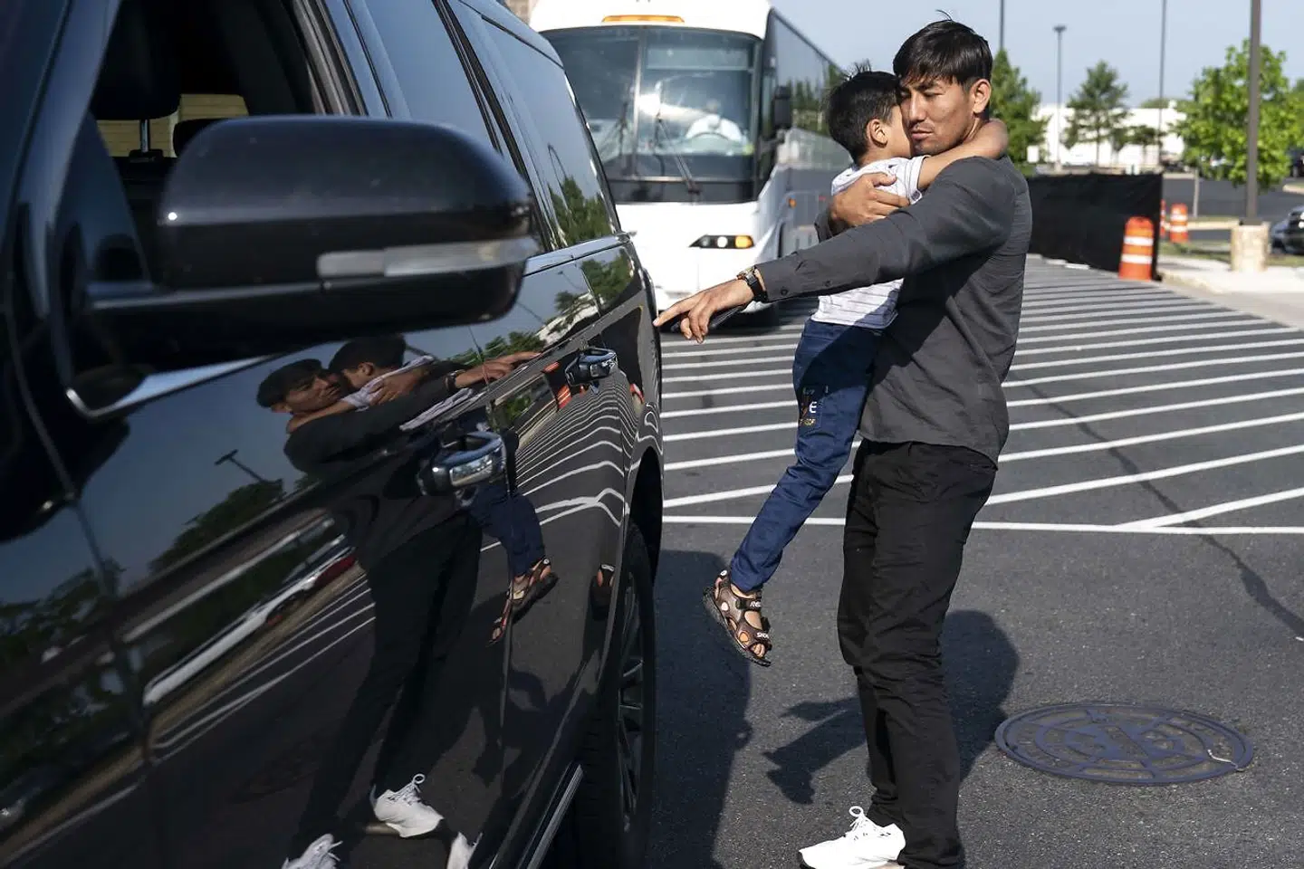 En slægtning byder en afghansk dreng velkommen til USA.