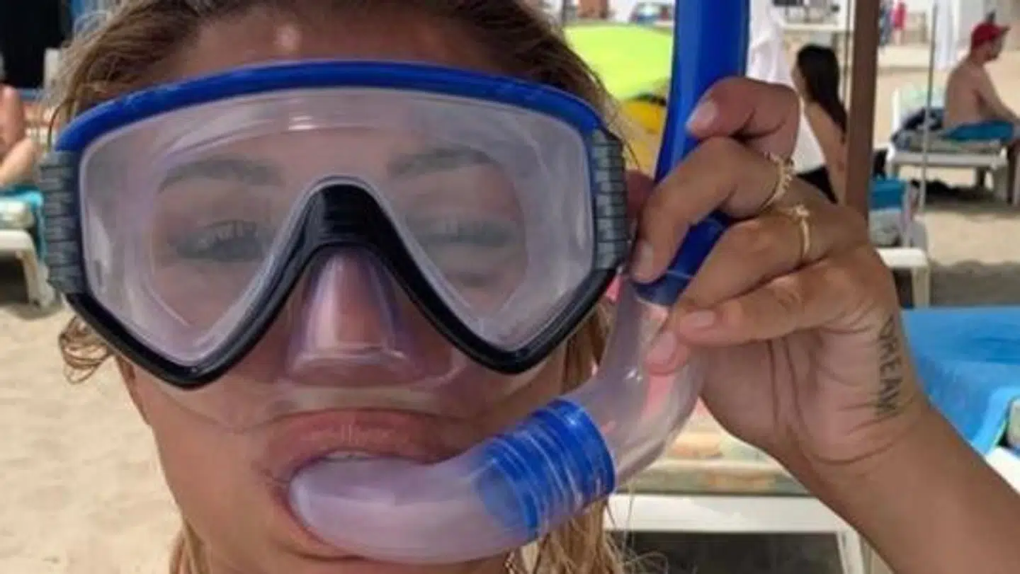 Dette feriebillede af Nynne Larsen delte Robert Hansen under ferien. Her kan man tyde, hvordan Nynne Larsens ene øje er hævet under dykkerbrillerne.