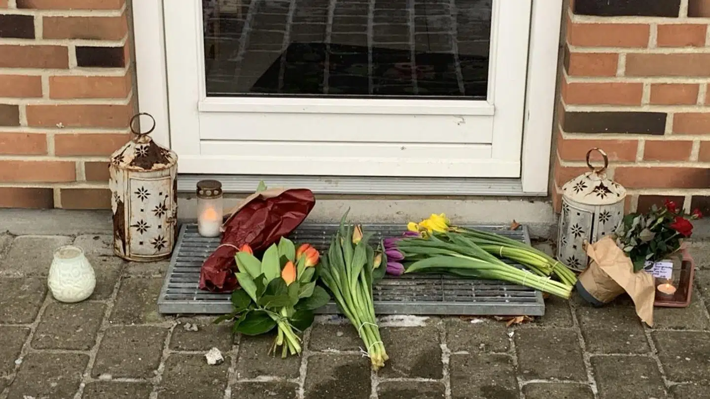 Blomster foran afdøde Freyja Egildottir Mogensens dør i Malling syd for Aarhus. Ifølge anklageskriftet var det her, den tiltalte 51-årige mand den 29. januar i år kvalte hende, hvorefter han parterede liget, som han forsøgte at gemme i huset og haven.