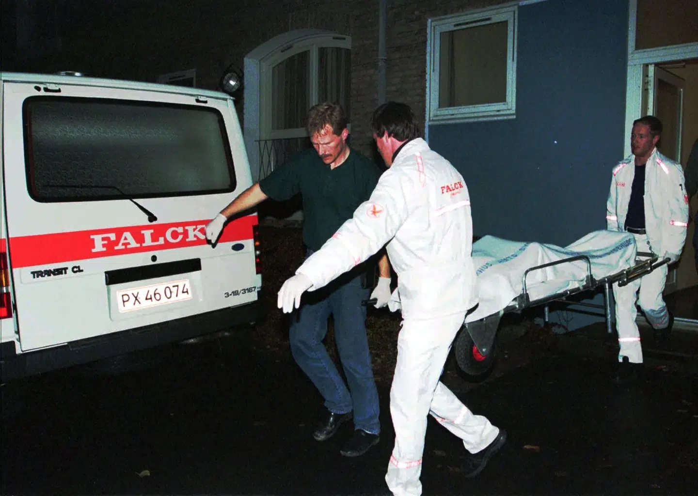 Her bliver liget af den nu 51-årige anholdtes første ekskone kørt væk, efter at den 20-årige kvinde i november 1995 blev dræbt af knivstik i sin lejlighed i Odder.