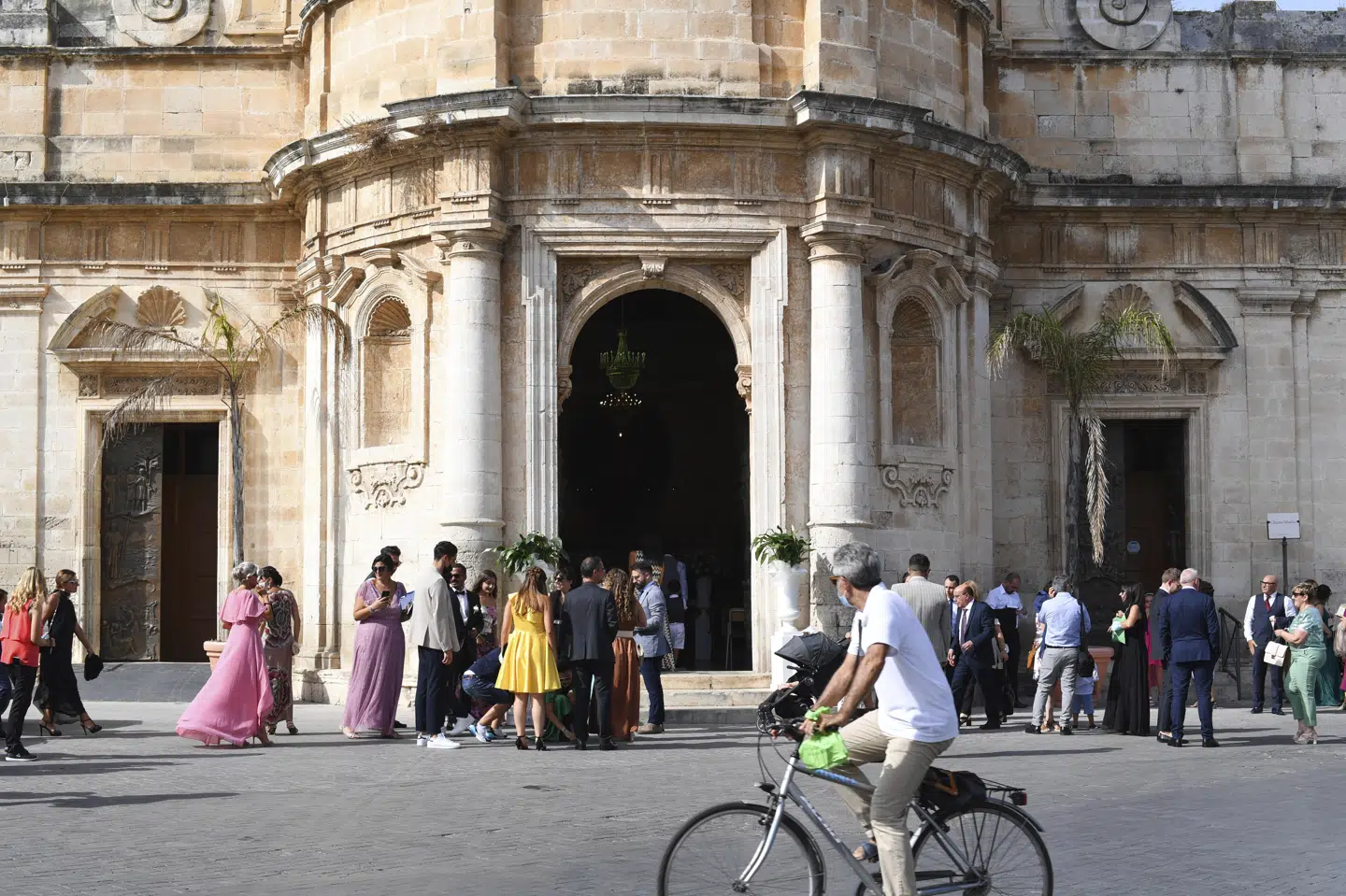 Bryllup i den lille by Floridia på Sicilien den 11. august, hvor det var ekstremt varmt, og hvor der angiveligt blev sat europæisk varmerekord på 48,8 grader Celsius. En godkendelse af rekorden trækker ud.